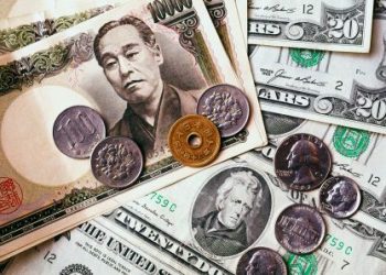 Dollar higher against euro, yen; Brexit drama whipsaws sterling