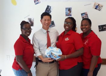 Minister Lee thanks nurses for Nurses Week