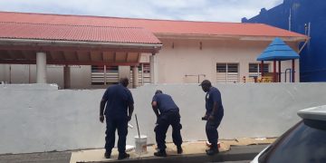 VKS eliminates obscene graffiti on wall at Oranje Elementary School