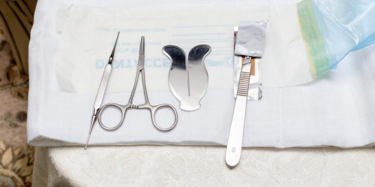 Dutch to investigate circumcisions by religious figures without medical training