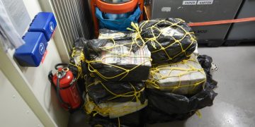 Zr.Ms. Groningen intercepts go-fasts with money, drugs and saves life