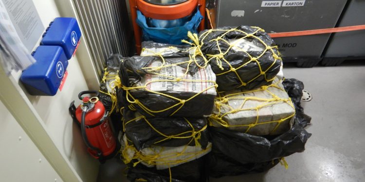 Zr.Ms. Groningen intercepts go-fasts with money, drugs and saves life