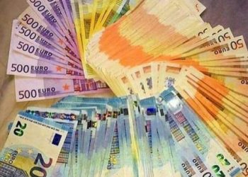 Man with €68,000 in his pocket jumps into river to avoid police