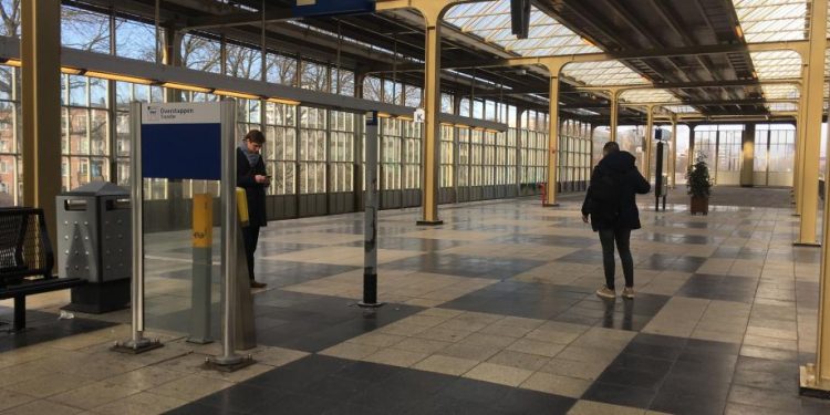 ProRail wants to ban smoking at all Netherlands train stations
