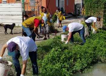 AUC students team up with Tzu Chi, residents to clean gutter