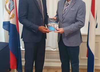 Voges presents Pioneers in the Catholic Education & Healthcare to Minister Violenus