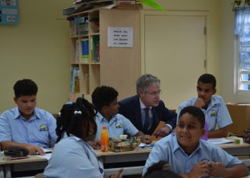 Minister of Education sees improvements in education on St. Eustatius first hand