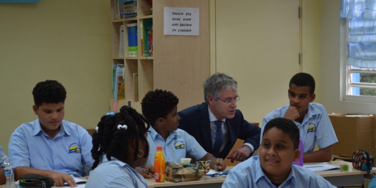 Minister of Education sees improvements in education on St. Eustatius first hand