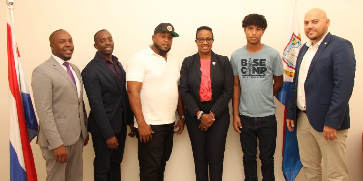 PROFESSIONAL BASEBALL COACH PAYS COURTESY VISIT TO GOVERNMENT