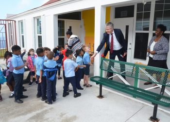 Minister Slob visits Saba schools