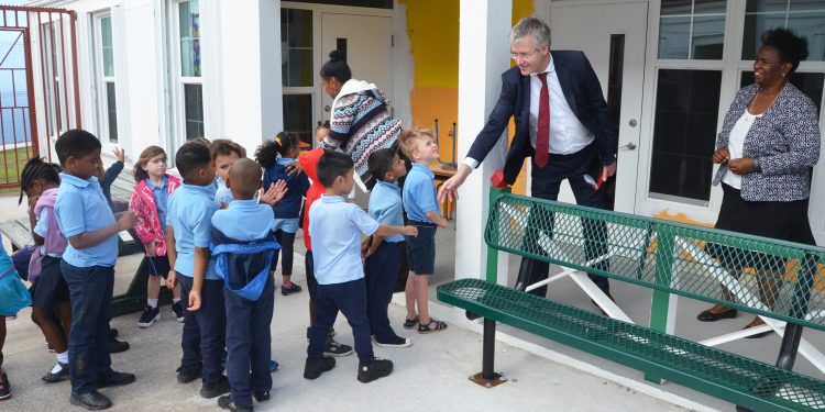 Minister Slob visits Saba schools