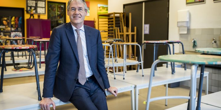 Minister Arie Slobs meets educational field Caribbean  Netherlands