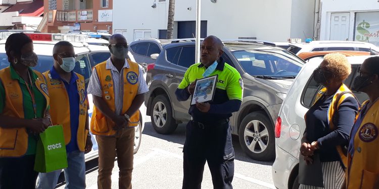 Loins Club Visited the Police station.