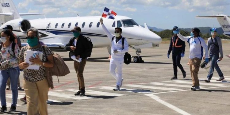 Stranded in Brazil and Guatemala: 20 Dominicans return home