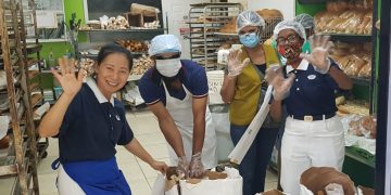 Tzu Chi distributes 16,394 loaves bread during lockdown