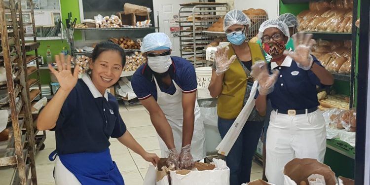 Tzu Chi distributes 16,394 loaves bread during lockdown