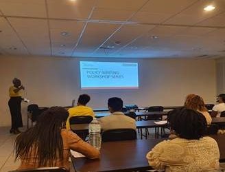 Bak Organizes Policy Writing Workshop