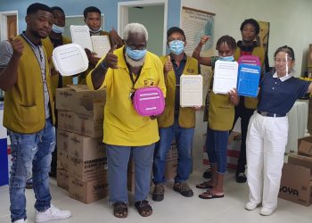 Tzu Chi donates 175 food containers for elderly lunch