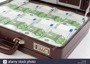 Counterfeit cash, insecticide in suspicious suitcase at Schiphol