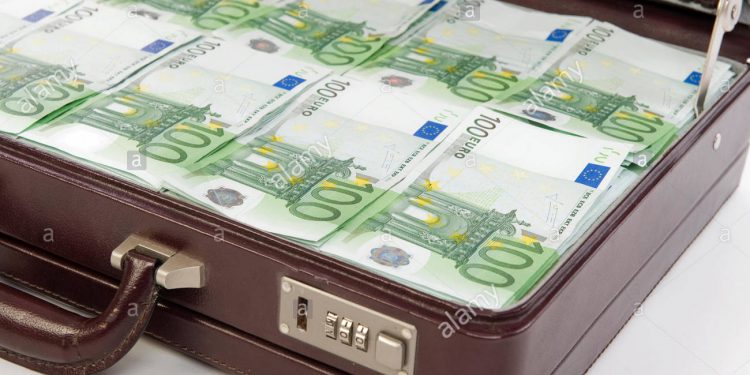 Counterfeit cash, insecticide in suspicious suitcase at Schiphol
