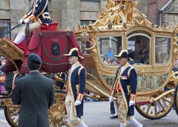 King undecided on using carriage with controversial colonial painting