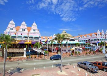 Aruba to allow American tourists this weekend; Sint Maarten delays