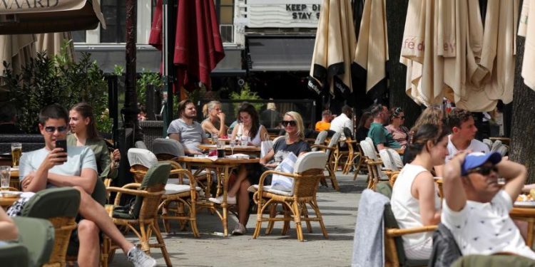 Travelers from risk areas must quarantine in the Netherlands