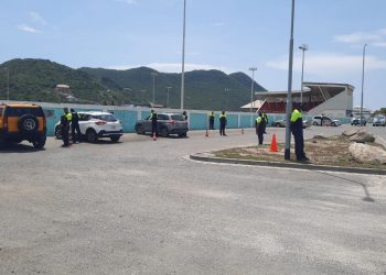 Los oficiales en formación realizaron controles de tráfico en el área de Philipsburg.