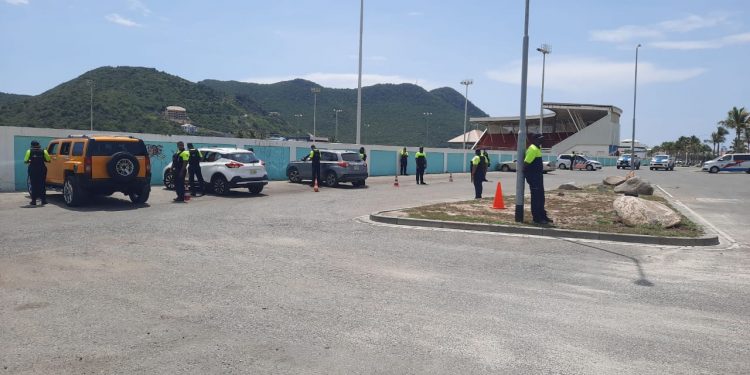 Los oficiales en formación realizaron controles de tráfico en el área de Philipsburg.