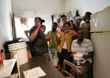 Tzu Chi volunteers team up to clean home of visually impaired man