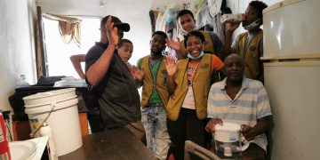 Tzu Chi volunteers team up to clean home of visually impaired man