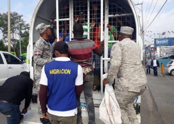 Massive flow of Haitians generates urgent call from 161 Dominican personalities to Abinader