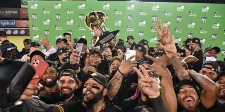 Santiago’s Águilas take Dominican baseball crown