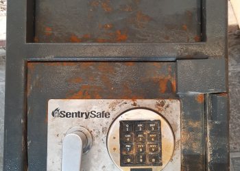 Police looking for information about a Safe found in Simpson Bay Lagoon