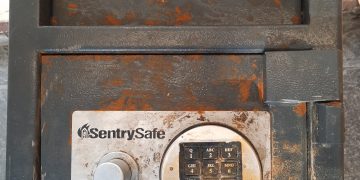 Police looking for information about a Safe found in Simpson Bay Lagoon