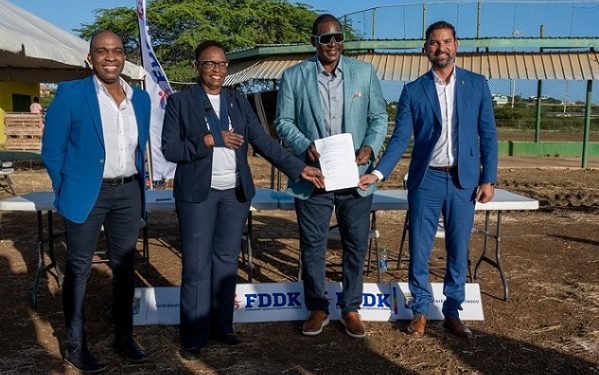 Well-known baseball player Hensley Meulens gets own baseball park