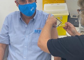 SZV Director takes COVID-19 vaccine