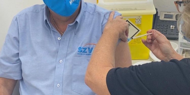 SZV Director takes COVID-19 vaccine