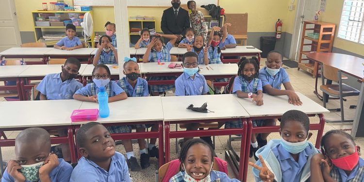 Minister of VSA visits group 3 / grade 1 at Methodist Agogic Center