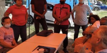 MP Buncamper meets with W. Nisbeth Road vendors.