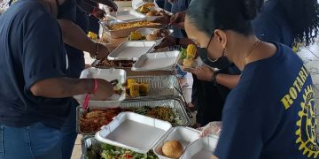 Rotary Sunset Distributes 400 Hot Meals to Vulnerable Citizens