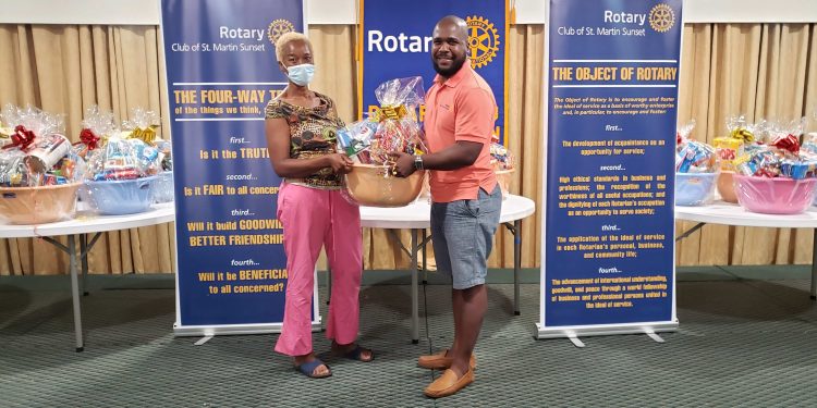Rotary Sunset Distributes 30 Food Baskets to Vulnerable Families