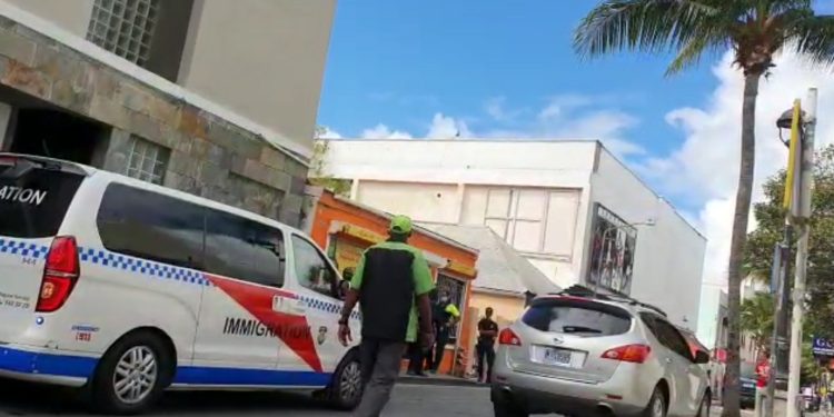 El Departamento de Inmigración,  KPSM y Aduanas de Sint Maarten toman medidas enérgicas contra los pregoneros y los permisos de residencia