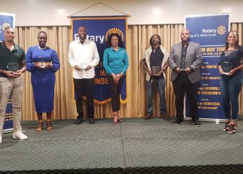 Nueve miembros de la comunidad reciben el Premio a la Excelencia en el Servicio Vocacional de Rotary Sunset