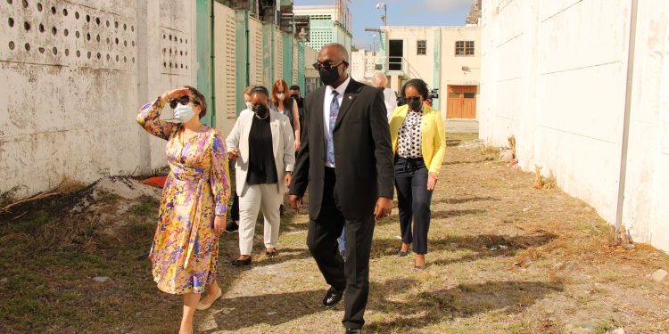 La Secretaria de Estado visita la prisión de Point Blanche con la Primera Ministra y la Ministra de Justicia