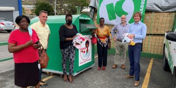 El primer contenedor de reciclaje de ropa llegó a Sint Maarten