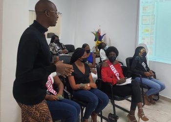 Concursantes del certamen participan en taller de salud mental