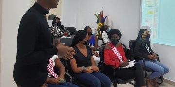 Concursantes del certamen participan en taller de salud mental