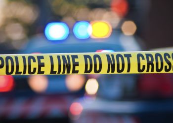 Encuentran hombre muerto en un complejo