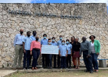 Sol St. Maarten patrocina CA con energía solar para las aulas de MPC a través del proyecto Keep a Cool Head